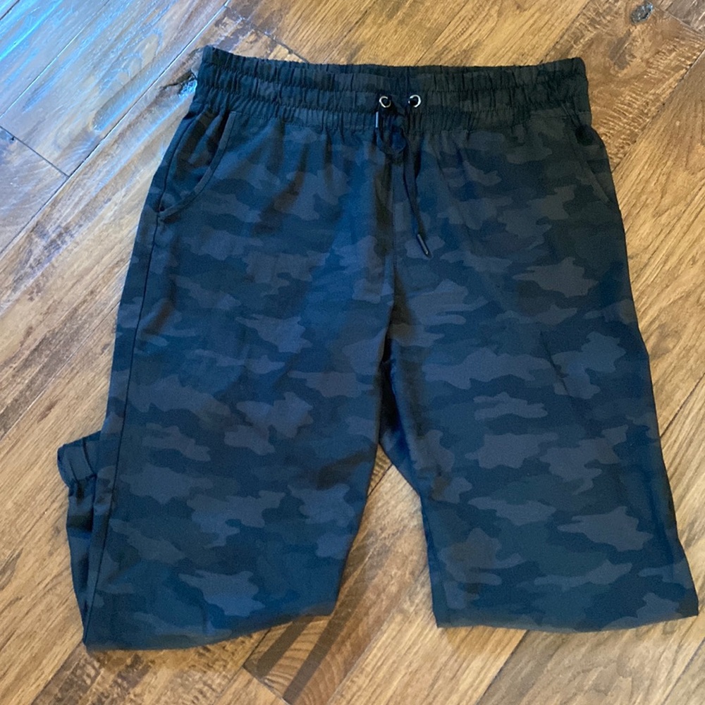 Kyodan Black Camo print cropped joggers. Size Large